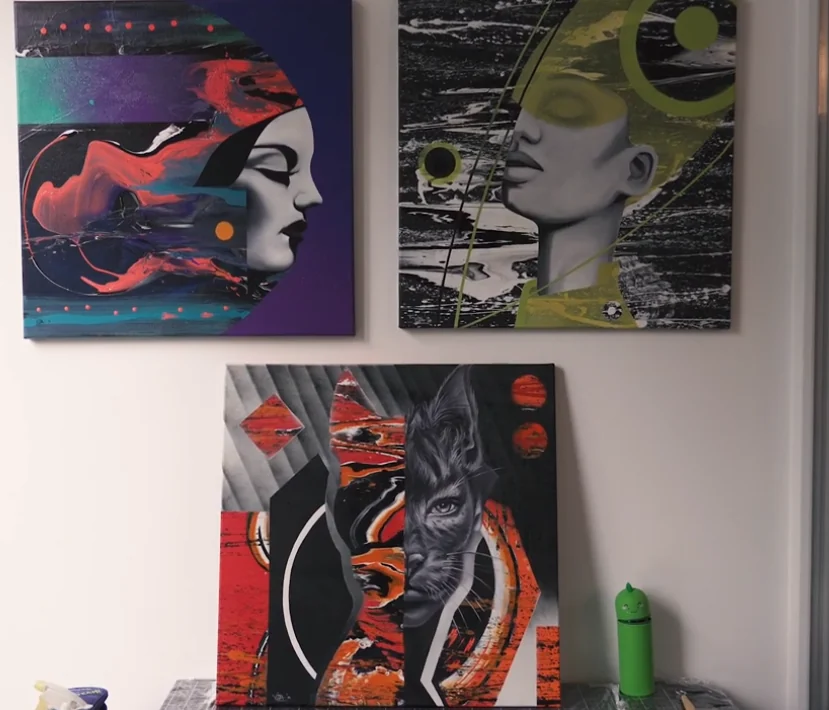 Három techno-art vászon a műterem falán: a Lila áramlás, a Zöld hold és alattuk a Vörös rejtek.
